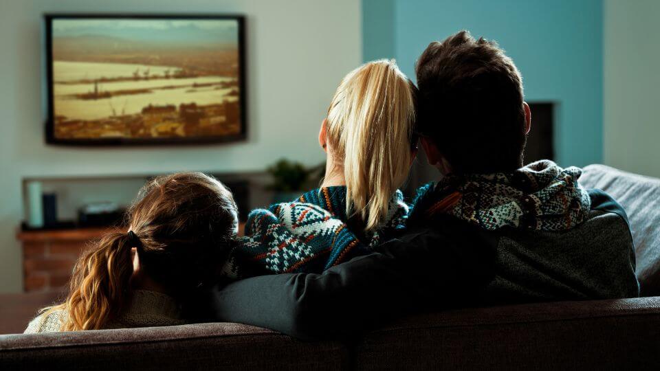 RiksTV Basis: Family watching TV